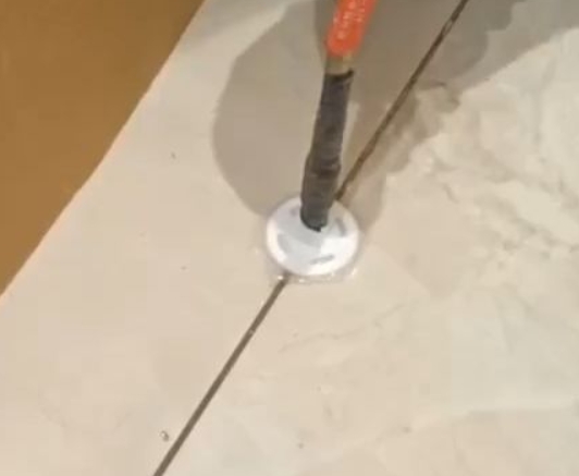 涟源瓷砖空鼓维修公司专业解答瓷砖在铺贴过程中，如果没有涂抹均匀到位的粘结材料（如水泥砂浆或瓷砖胶），可能会导致以下问题